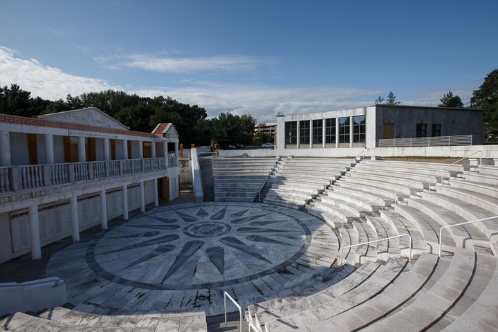 Το υπαίθριο ελληνικό θέατρο δίπλα στο κτήριο του Κέντρου Ελληνικών Σπουδών  της Ελληνικής Ενωσης «Παιδεία» στο πανεπιστήμιο του Κονέκτικατ.  ΦΩΤΟΓΡΑΦΙΑ: ΠΑΡΑΧΩΡΗΣΗ ΗΛΙΑ ΤΟΜΑΖΟΥ