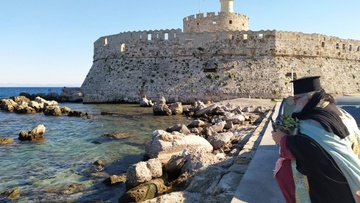 Η τελετή των Θεοφανείων  στη Ρόδο με το παλαιό ημερολόγιο 