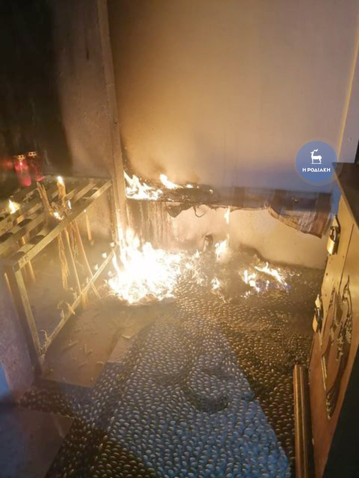 Πυρκαγιά από κεριά στην Παναγιά Τσαμπίκα Ρόδου