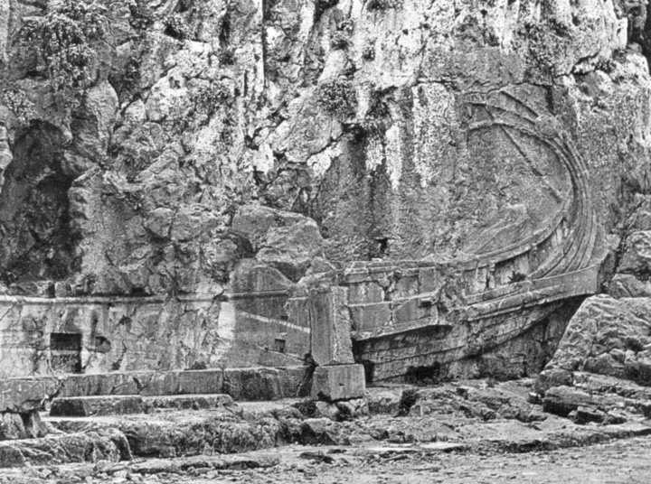 Ανάγλυφο καράβι σκαλισμένο στον βράχο της Ακρόπολης της Λίνδου, καθώς και βάση χάλκινου αγάλματος, πιθανώς από τον Ρόδιο γλύπτη Πυθόκριτο (180 π.Χ.)