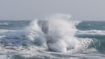 Τα κύματα «κατάπιαν» το τραμπολίνο