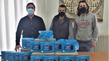 Η Ομάδα Αιγαίου παρέδωσε tablets σε παιδιά στα ακριτικά νησιά 