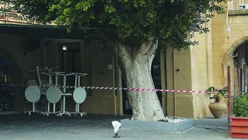 Kορδέλες έξω από τις καφετέριες