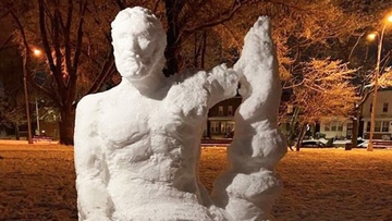 Νέα Υόρκη: Έφτιαξαν άγαλμα του Ιπποκράτη  από χιόνι στο Astoria Park