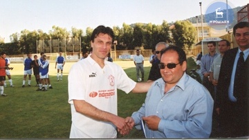 Flashback: Ο Λάκης Κακλαμάνος παραλαμβάνει το μετάλλιό του από τον Μιχάλη Βεργωτή