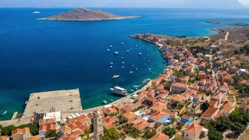 «Βαθύ κόκκινο»: Μπέρδεψαν τη Χάλκη Δωδεκανήσου με τη... Χάλκη Λάρισας!