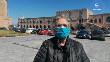 Συγκινημένη από τη βράβευσή της δηλώνει η Ελένη Καρύδη