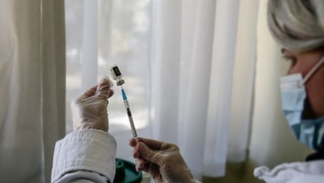 82χρονη από το Παραδείσι της Ρόδου έκανε το εκατομμυριοστό εμβόλιο στην Ελλάδα