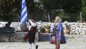 Μία Παρέλαση από τους Αρκιούς, αφιερωμένη στους κατοίκους στα Λέβιθα και την Κίναρο