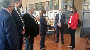 Αντίγραφο του πίνακα του Θεόφιλου δόθηκε στην Πρόεδρο της Δημοκρατίας