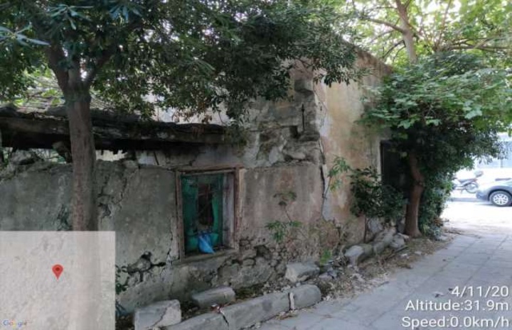 Το ετοιμόρροπο κτίσμα επί της οδού Σωτήρος 61 στην πλευρά που εφάπτεται στον κοινόχρηστο ακάλυπτο χώρο πολυκατοικίας