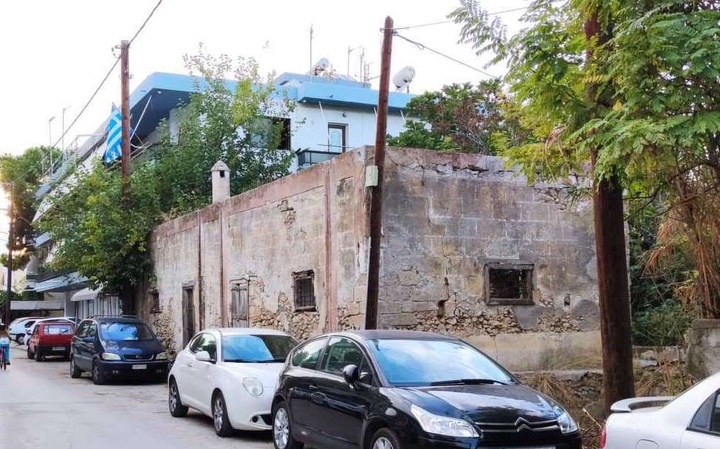 Το ετοιμόρροπο κτίσμα επί της οδού Σωτήρος 61