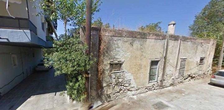 Το ετοιμόρροπο κτίσμα επί της οδού Σωτήρος 61 και η είσοδος της πολυκατοικίας αριστερά