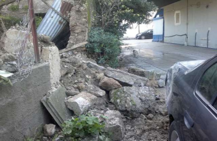 Κατάρρευση προ εξαετίας τμήματος επί της οδού Σωτήρος 61 στην πλευρά που εφάπτεται στον κοινόχρηστο ακάλυπτο χώρο πολυκατοικίας