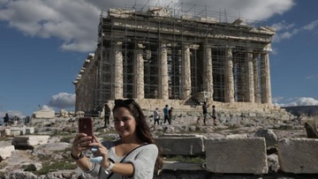 Βρετανικά ΜΜΕ: Την Ελλάδα συνεχίζουν να προτείνουν για τις φετινές διακοπές - Οι αναφορές στα Δωδεκάνησα