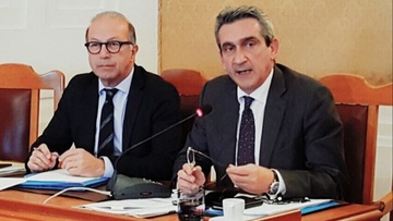 Πρόταση του Περιφερειάρχη για θεσμοθέτηση ειδικών επιτροπών επικινδύνως ετοιμόρροπων σε Σύρο και Ρόδο