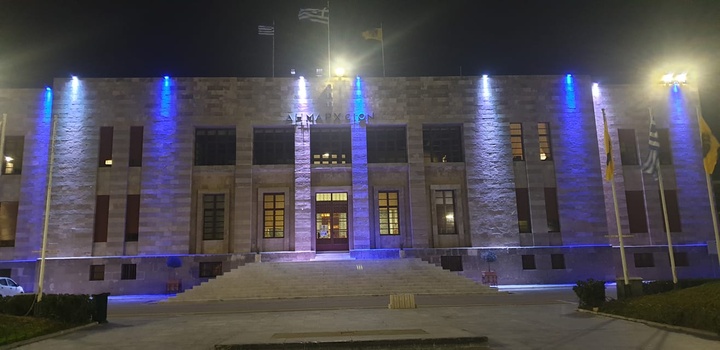 Στα χρώματα της γαλανόλευκης και το Δημαρχείο της Ρόδου