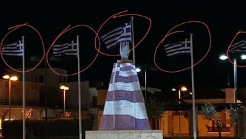 Αθλιότητα στην Ιαλυσό:  Κουκουλοφόρος άρπαξε από την κεντρική πλατεία πέντε Ελληνικές Σημαίες