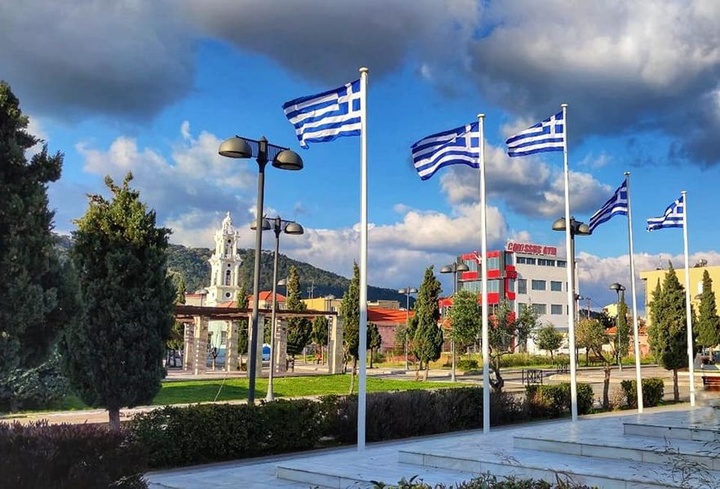 Σε νέα ανάρτησή της το πρωί της 25ης Μαρτίου η πρόεδρος της Δημοτικής Ενότητας Ιαλυσού κα Στεφανία Στάγκα, ανήρτησε νέα φωτογραφία με τις νέες σημαίες να κυματίζουν στην κεντρική Πλατεία της Ιαλυσού