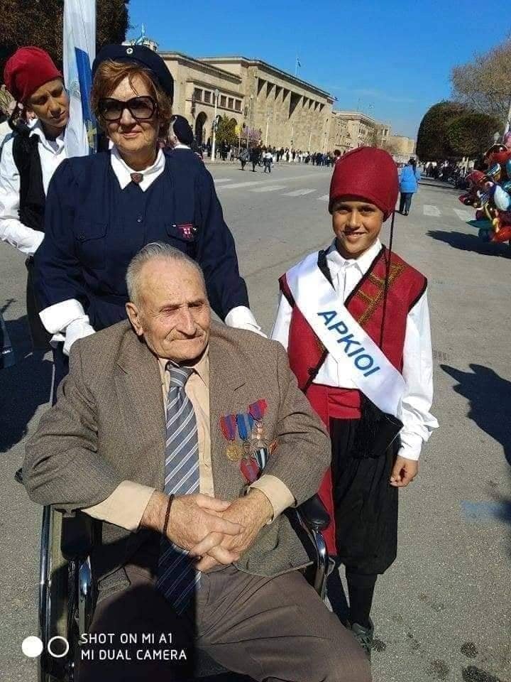 Ο Στέφανος Γραμενιάτης κατά την παρέλασή του  ως ήρωα αντιστασιακού