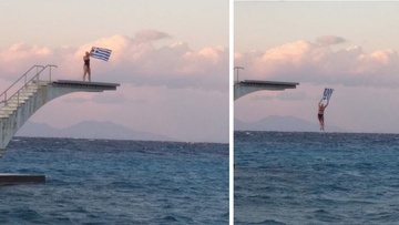 Ροδίτισσα έκανε βουτιά κρατώντας την Ελληνική Σημαία