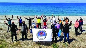 Καθάρισαν την παραλία  των Κρητικών οι διασώστες της Ρόδου