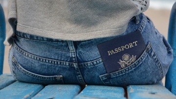 Κινδυνεύουν με κατάρρευση οι διακοπές των Βρετανών αυτό το καλοκαίρι; Το μεγάλο «αγκάθι» των διαβατηρίων