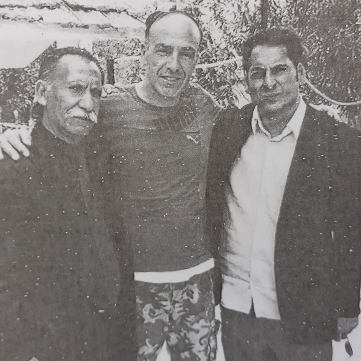 «Έχω στενές σχέσεις, και βάπτισα και δύο παιδιά Ρομά»,  τόνισε στην κατάθεσή του ο Νίκος Μανωλάγκας