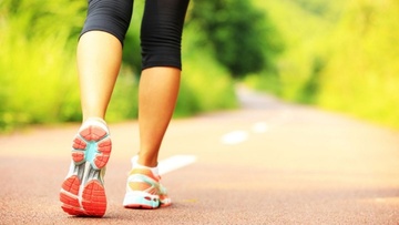 Περπάτημα μετά το φαγητό: Έρευνες για το πώς βελτιώνει την πέψη,  το σάκχαρο και μειώνει τον κίνδυνο για καρδιαγγειακά νοσήματα