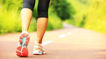 Περπάτημα μετά το φαγητό: Έρευνες για το πώς βελτιώνει την πέψη,  το σάκχαρο και μειώνει τον κίνδυνο για καρδιαγγειακά νοσήματα