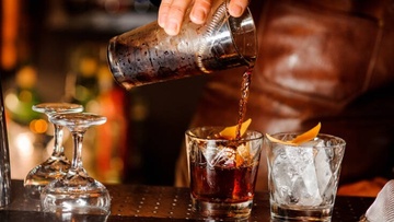 Συνελήφθη ιδιοκτήτης μπαρ στην Κάλυμνο που σέρβιρε ποτά σε πελάτες παρά την απαγόρευση