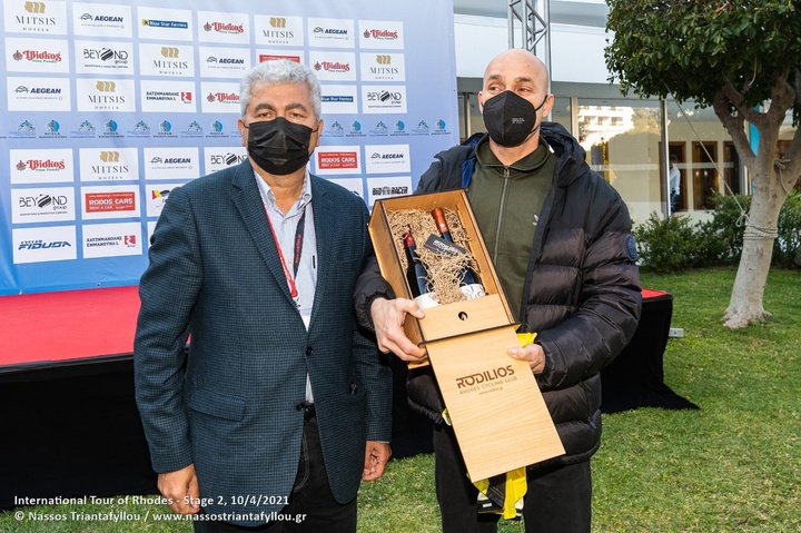 Ο Γιάννης Παπασταματάκης απονέμει αναμνηστικό των αγώνων στον Γιώργο Αμυρά