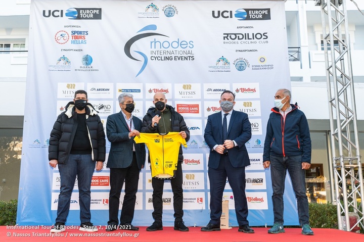 Από αριστερά  οι Νίκος Νικολής,  Γιάννης Παπασταματάκης, Γιώργος Αμυράς,  Ιωάννης Παππάς και Γιώργος  Λεβεντάκης κατά την απονομή  της κίτρινης φανέλας