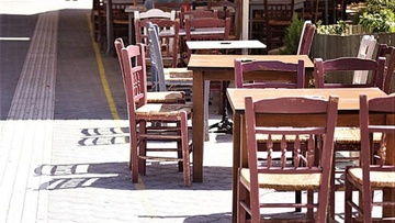 Άνοιγμα της εστίασης με τραπεζάκια έξω στις 3 Μαΐου εισηγούνται οι ειδικοί