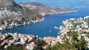 Εχθρικές κραυγές και ειρηνικές φωνές 