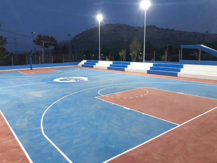Το γηπεδάκι της Λειβάδας  ηλεκτροφωτισμένο τη νύχτα