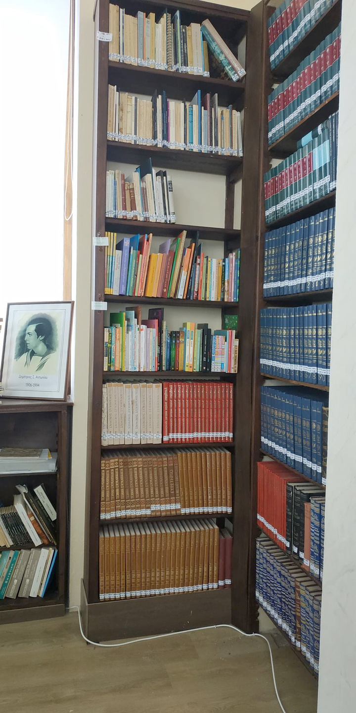 Οι συλλογές της μπορούν άμεσα να ανταποκριθούν στις ανάγκες των κατοίκων του νησιού και να προσφέρουν αξιόπιστη πληροφορία. Ταυτόχρονα, μπορούν να υποστηρίξουν την αυτομόρφωση και να ενθαρρύνουν την χρήση τους στους χρήστες ανεξαρτήτως γλώσσας, φύλου, ηλικίας, μόρφωσης και πνευματικών ικανοτήτων.