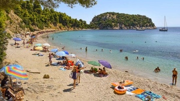 Εφοριακοί με μαγιό θα παριστάνουν τους τουρίστες στα ελληνικά νησιά