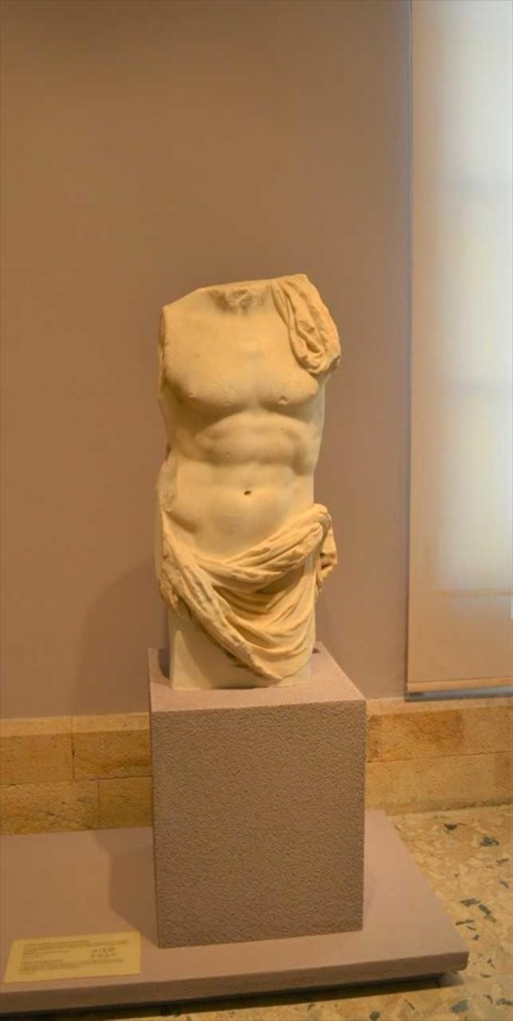 Γυμνός κορμός ανδρικού αγάλματος, πιθανόν του Κλαυδίου, του τύπου του Ηγεμόνος των ελληνιστικών χρόνων, με ιμάτιο γύρω από την μέση και τον αριστερό ώμο. Βρέθηκε στην Κακή Σκάλα Κεφάλου. Γύρω στο 220 π.Χ..