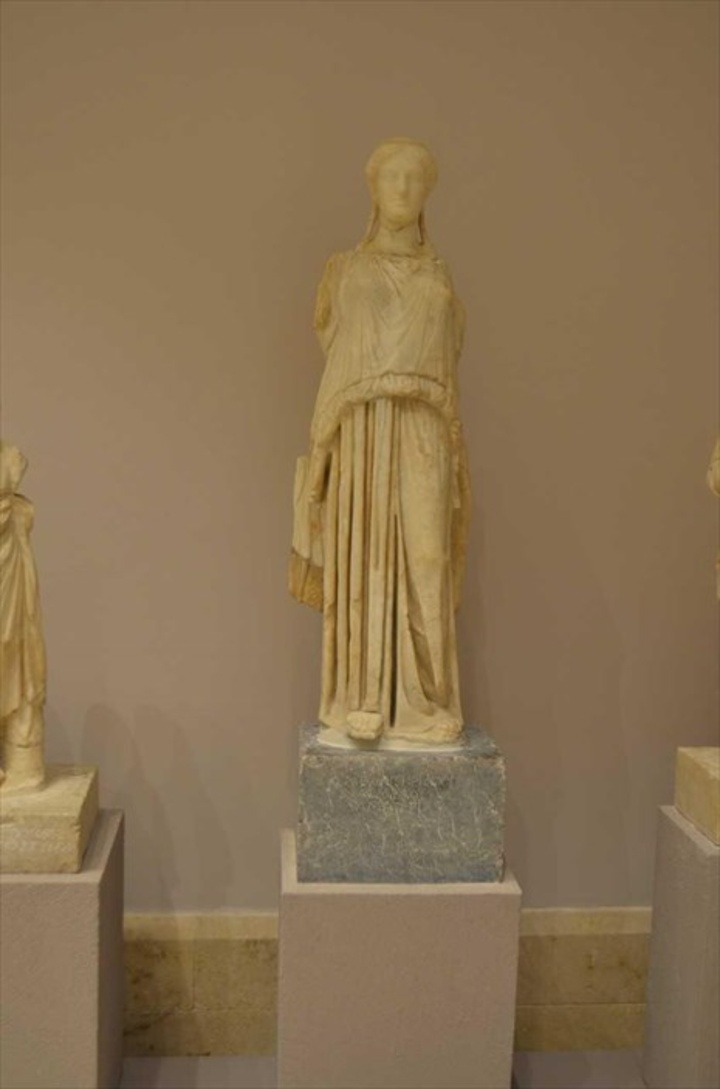 Άγαλμα Δήμητρας, ανάθημα του Μελαγκρίδα, υιού του Χαρμύλου. 4 ος αι. π.Χ. Στη βάση φέρει την επιγραφή: Μελαγκρίδας  Χαρμύλου Δάματρι