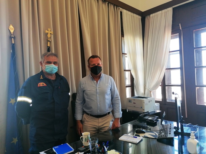 Ο κ. Βενιός (αριστερά) και ο κ. Ευστρατίου κατά τη χθεσινή συνάντησή τους...