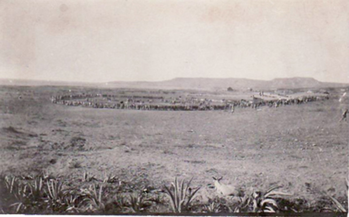 Ο κάμπος των Τριαντών το 1912 με στρατοπεδευμένο ιταλικό στρατό. Στο βάθος ο Άγιος Στέφανος 