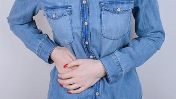 Πόνος στη δεξιά πλευρά της κοιλιάς: Τι μπορεί να σημαίνει;