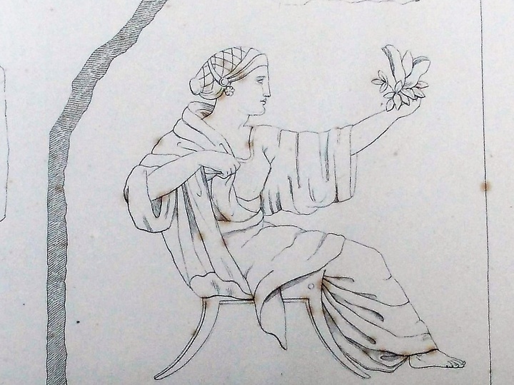 Ανάγλυφο. Γυναίκα καθισμένη σε ένα αρχαίο κάθισμα  με τον δεξί βραχίονα τεντωμένο, κρατώντας λουλούδια 