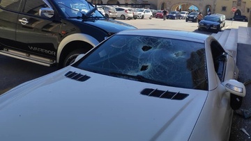Αστυνομικός σε κατάσταση "αμοκ" έσπασε το αυτοκίνητο του αστυνομικού διευθυντή στη Ρόδο