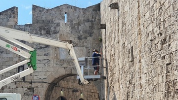 Ξεκίνησε ο καθαρισμός των τειχών της Μεσαιωνικής Πόλεως Ρόδου