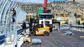 Εντός της ημέρας δίνεται στην κυκλοφορία η νέα γέφυρα στον ποταμό Μάκκαρη