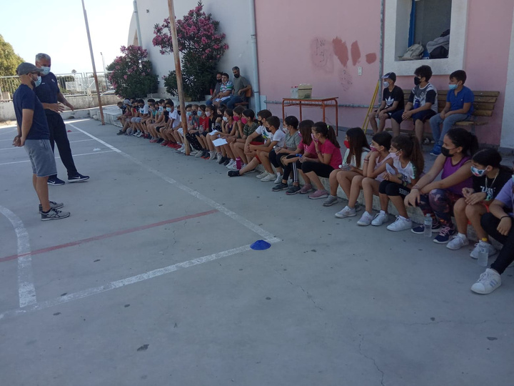 Ο Γιώργος Σιγάλας μιλάει στους/στις μαθητές/-τριες του 1ου Δημοτικού Σχολείου Ιαλυσού για τις αξίες του Ολυμπισμού 