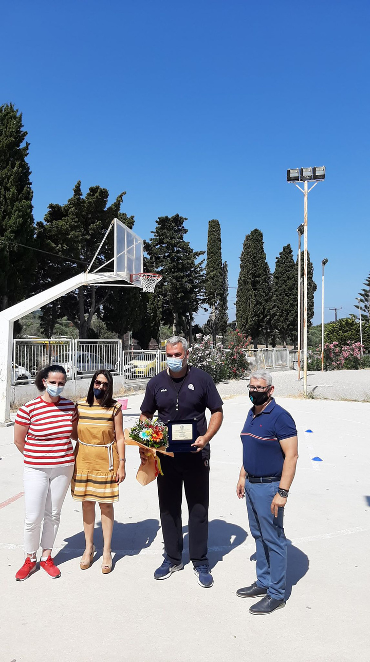 Ο Γιώργος Σιγάλας τιμήθηκε με πλακέτα από το διευθυντή του σχολείου Σ. Παπαδόπουλο και τον Σύλλογο Γονέων του σχολείου κ.κ. Σ. Σφήκα και Ε. Αναγνώστου