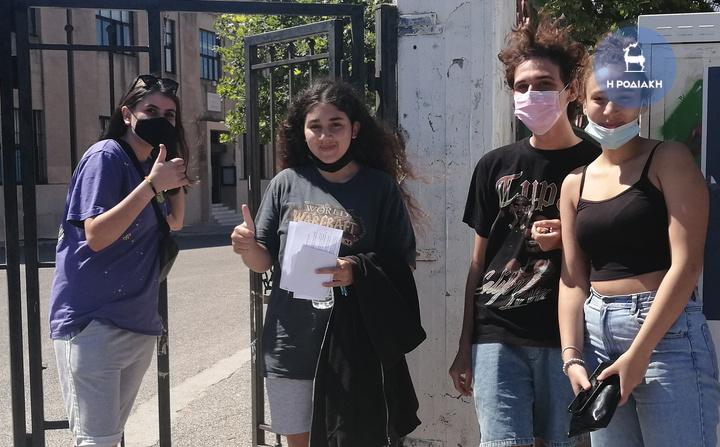 Από αριστερά: Σέβη Ανδρεάδη, Παναγιώτα Ζωγράφου, Λουκάς Τρίγκας,  Ειρήνη Γεράκη, 1ο ΓΕΛ Ρόδου (Βενετόκλειο)